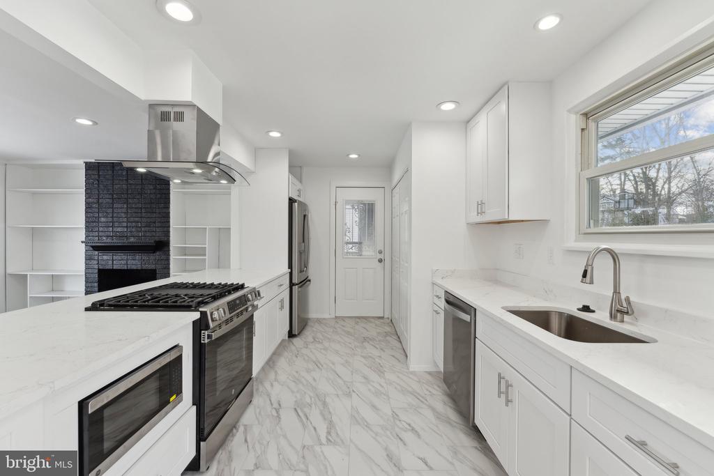 5810 LARPIN LANE