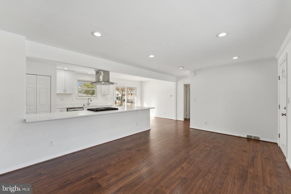 5810 LARPIN LANE