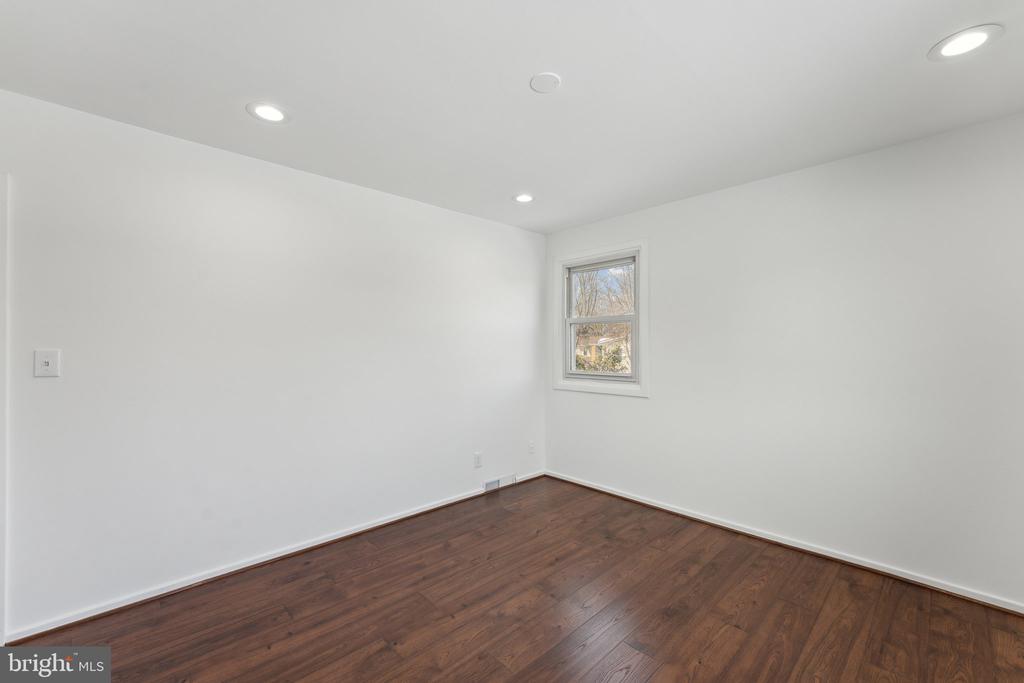 5810 LARPIN LANE