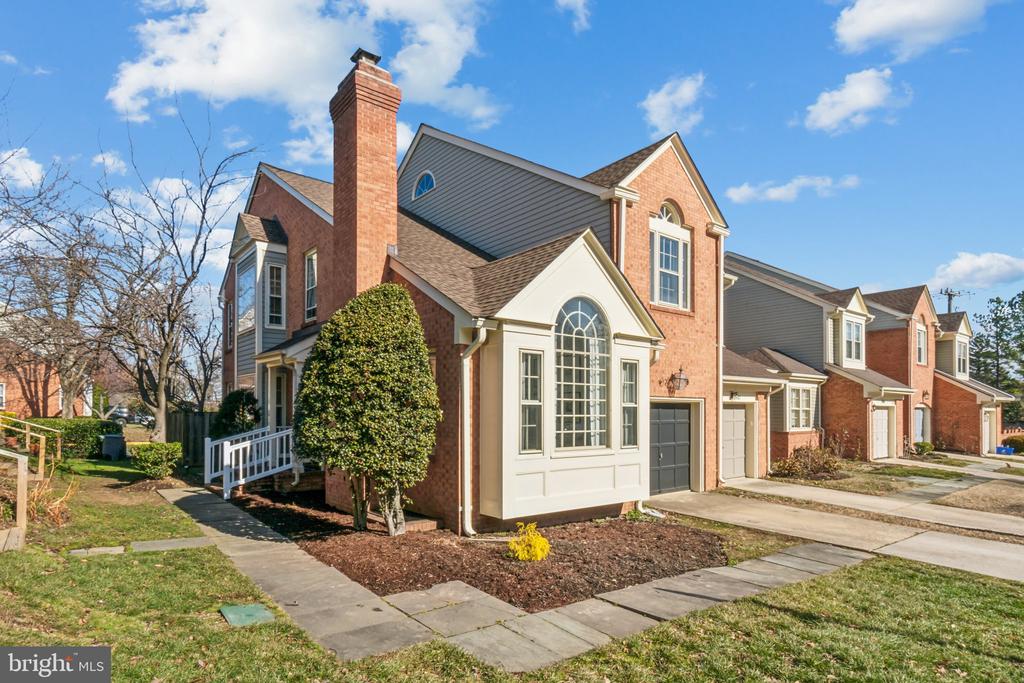 5908 SANDBROOK COURT