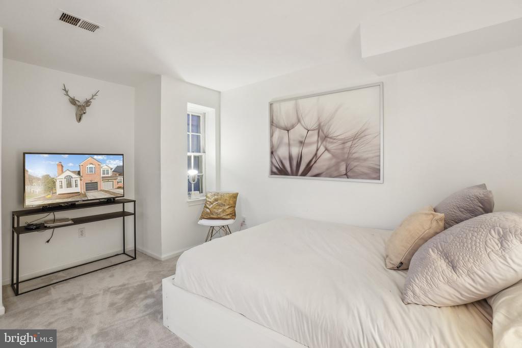5908 SANDBROOK COURT