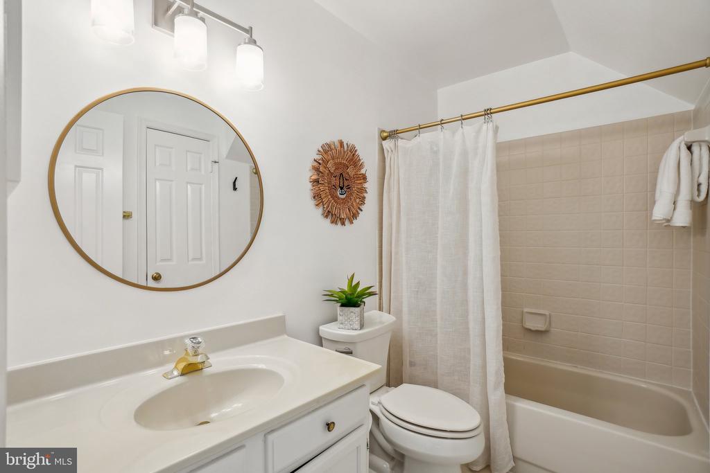 5908 SANDBROOK COURT