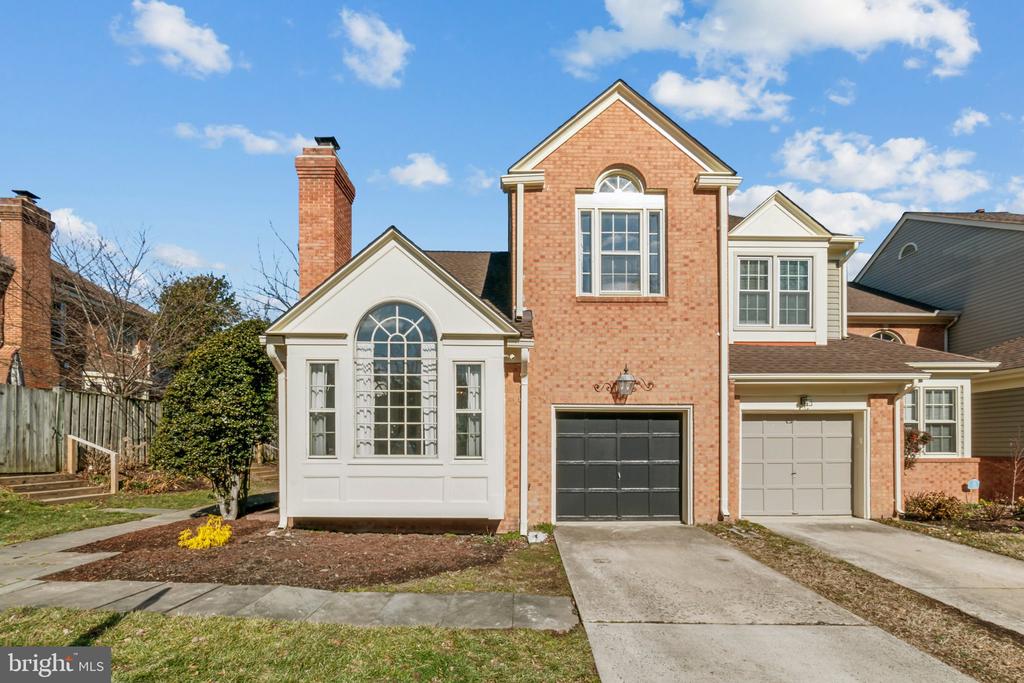 5908 SANDBROOK COURT