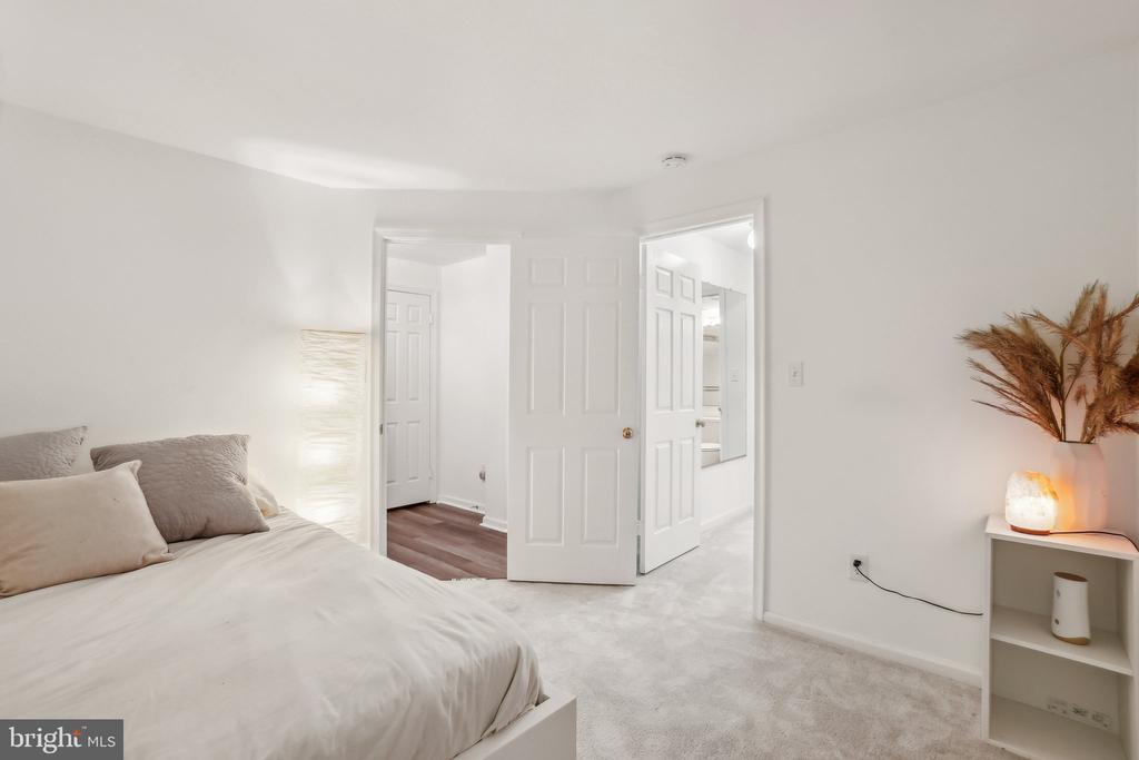 5908 SANDBROOK COURT