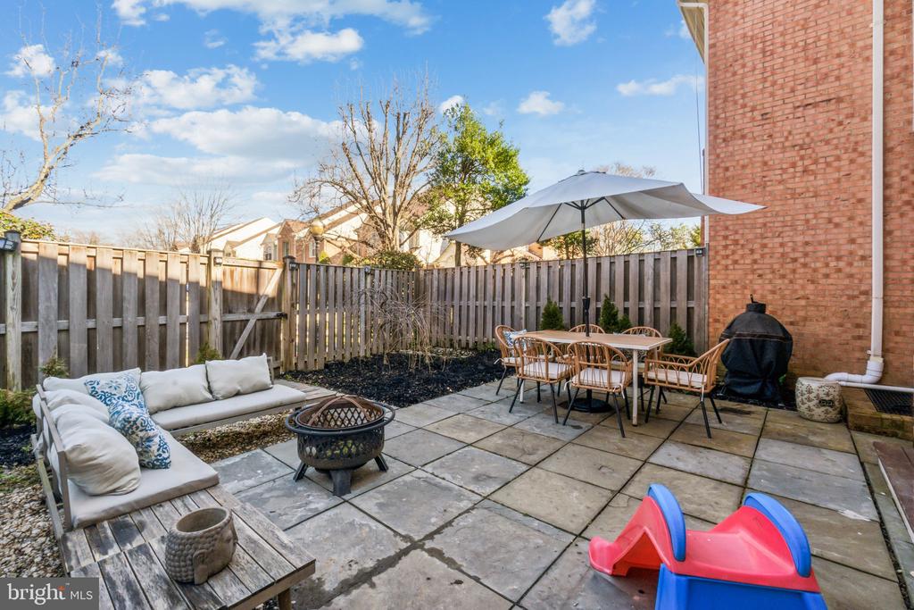 5908 SANDBROOK COURT