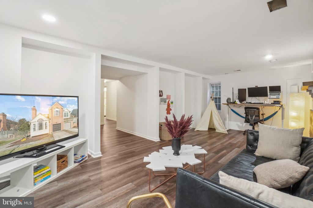 5908 SANDBROOK COURT