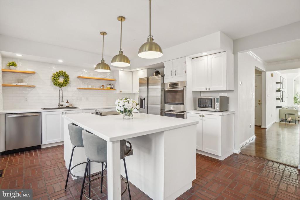 5908 SANDBROOK COURT