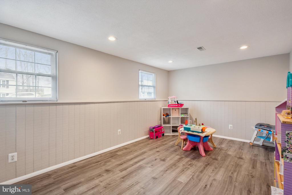 8406 GREAT LAKE LANE