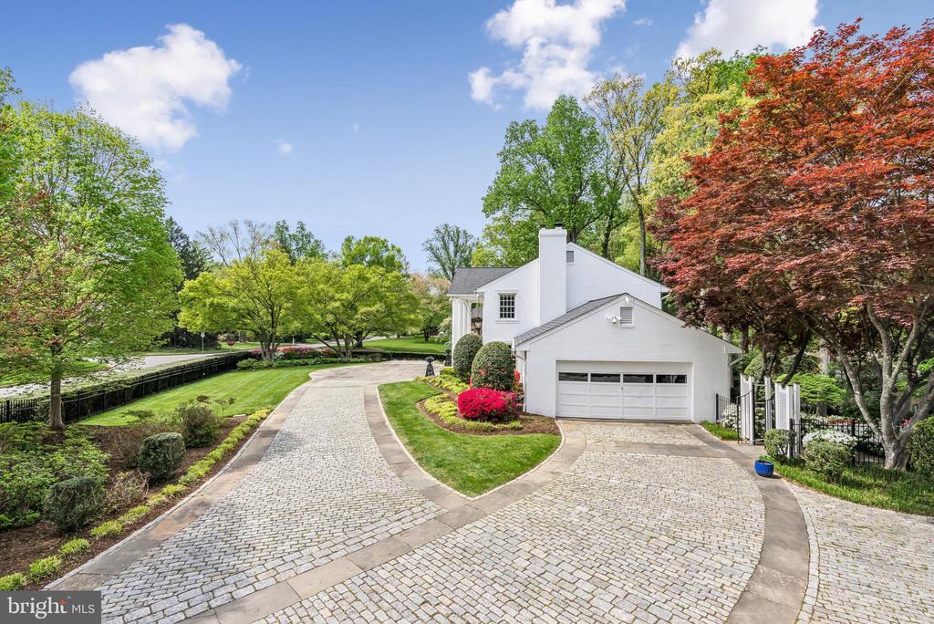 932 WOBURN COURT