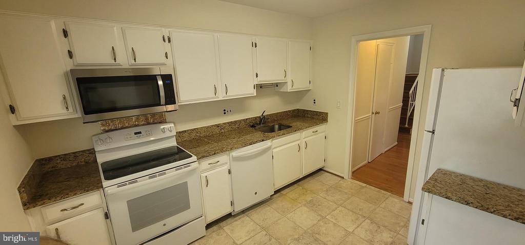 8324 GLASTONBURY COURT