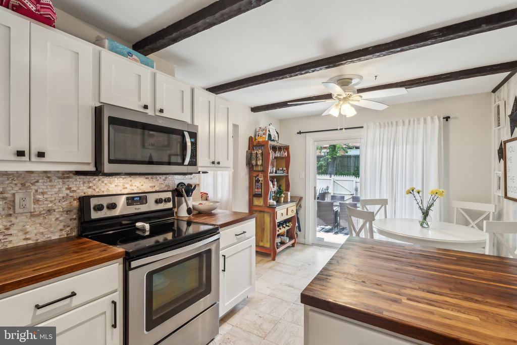 6833 DINA LEIGH COURT