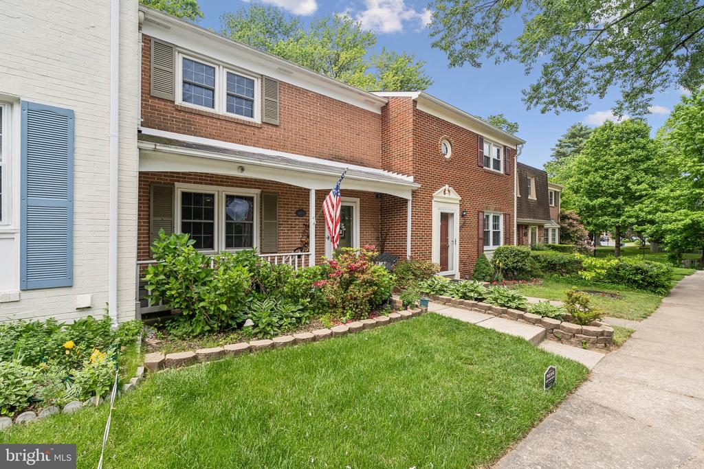 6833 DINA LEIGH COURT