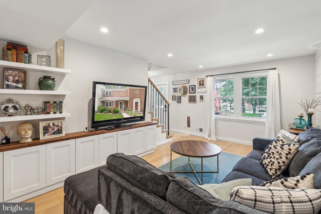 6833 DINA LEIGH COURT