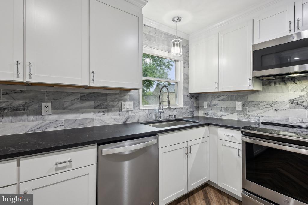 1250 REDWOOD COURT