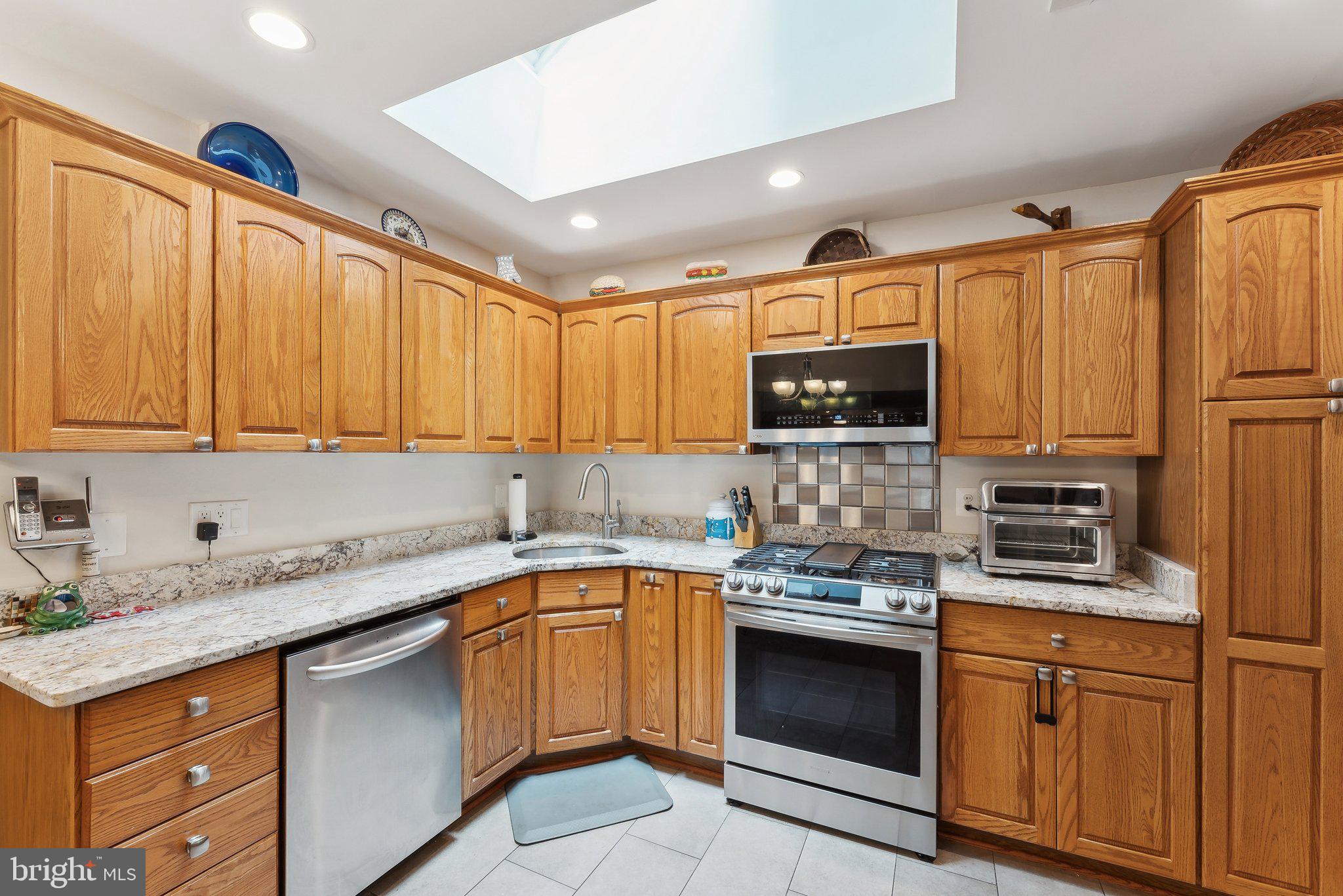 6554 GLADEVIEW COURT