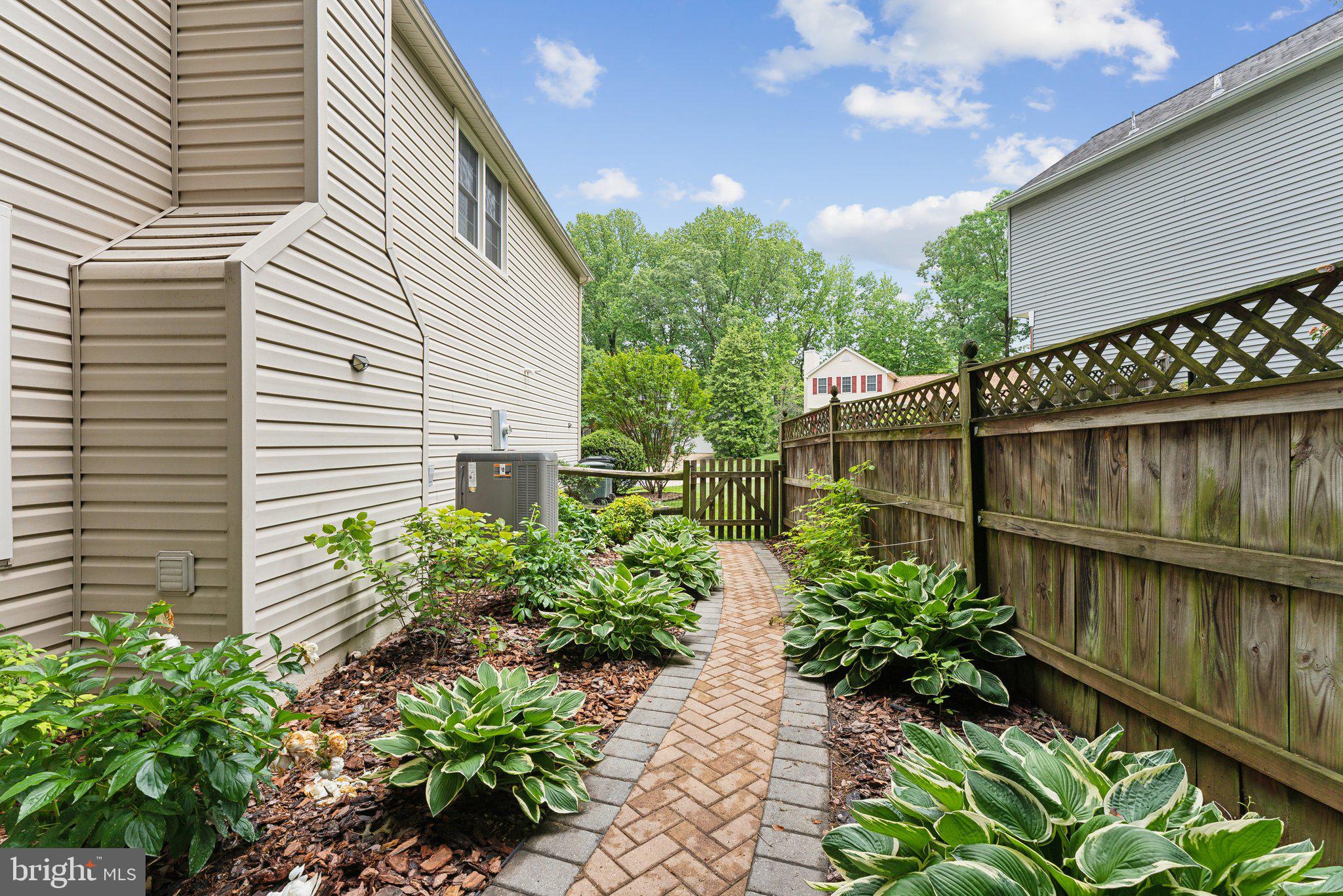 6554 GLADEVIEW COURT