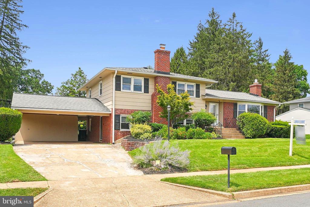 912 FAIRWAY DRIVE NE
