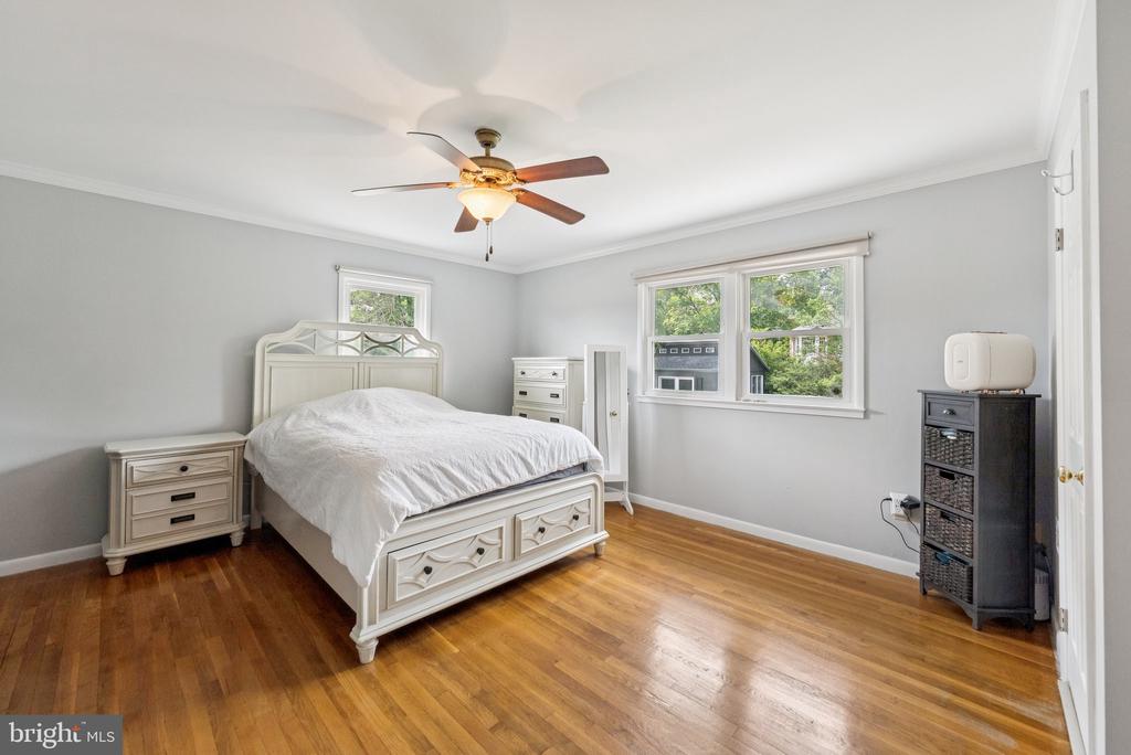 912 FAIRWAY DRIVE NE