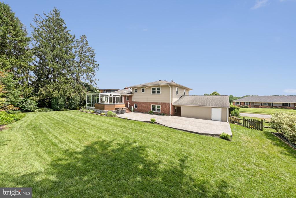 912 FAIRWAY DRIVE NE