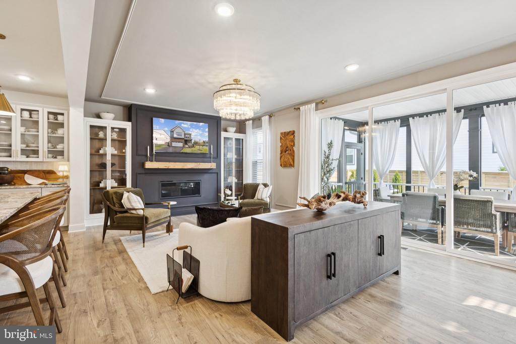 3880 HILLVIEW COURT