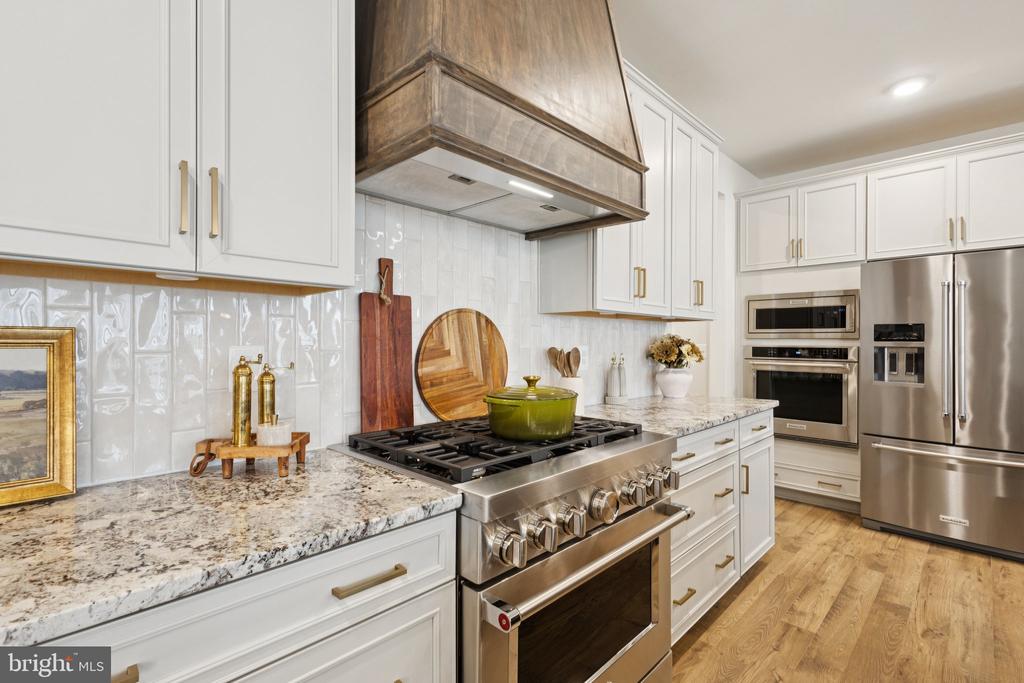 3880 HILLVIEW COURT