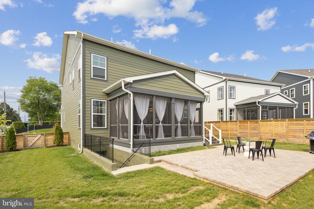 3880 HILLVIEW COURT