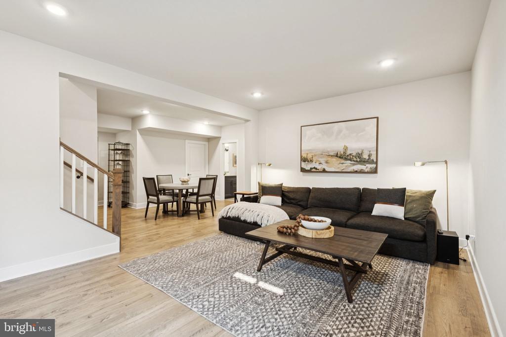 3880 HILLVIEW COURT