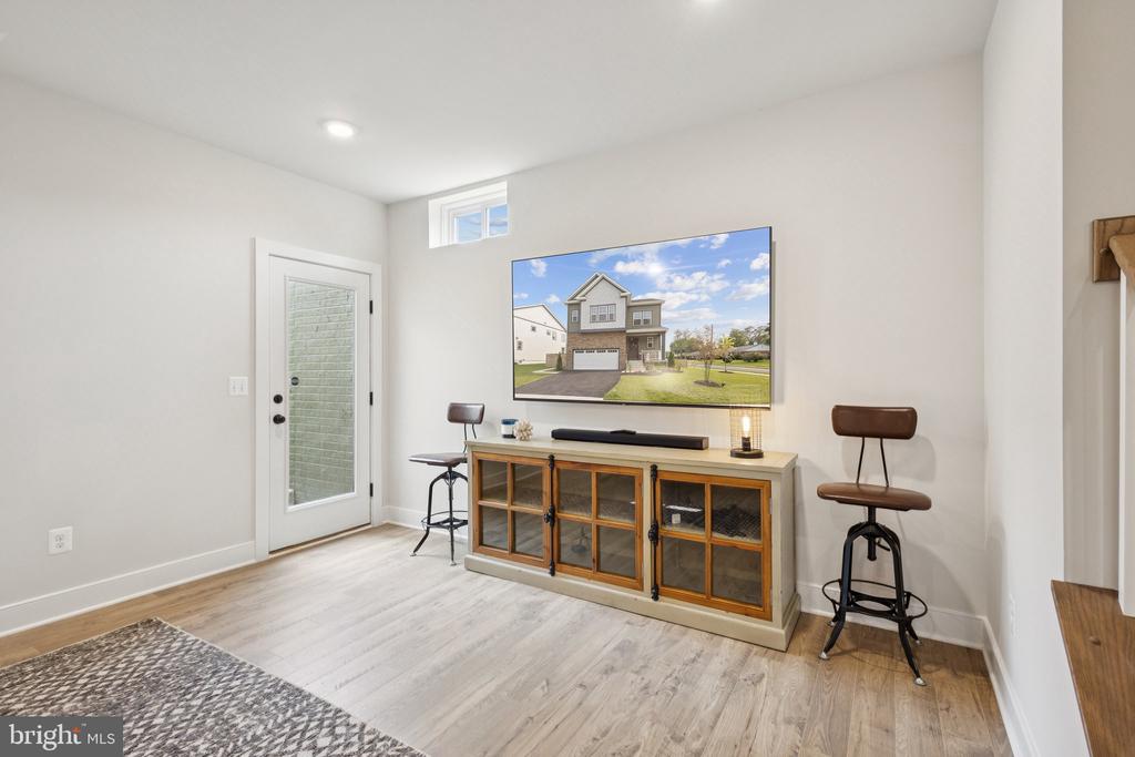 3880 HILLVIEW COURT