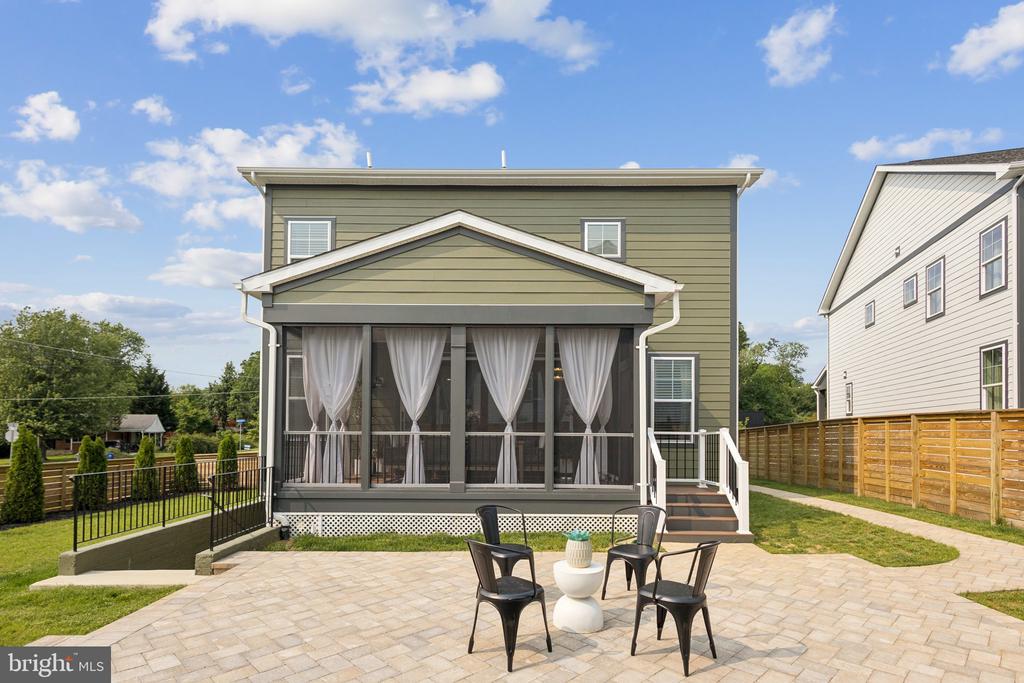 3880 HILLVIEW COURT