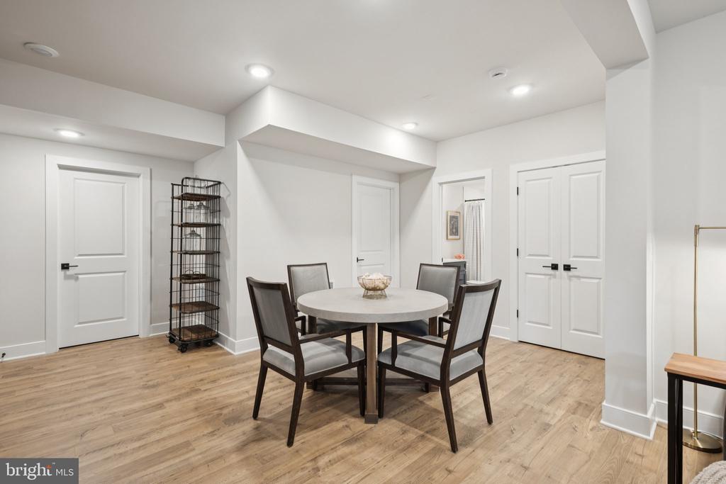 3880 HILLVIEW COURT