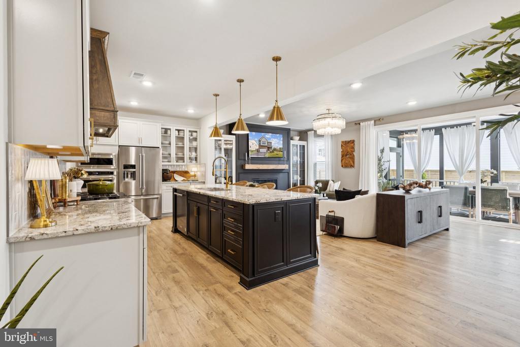3880 HILLVIEW COURT
