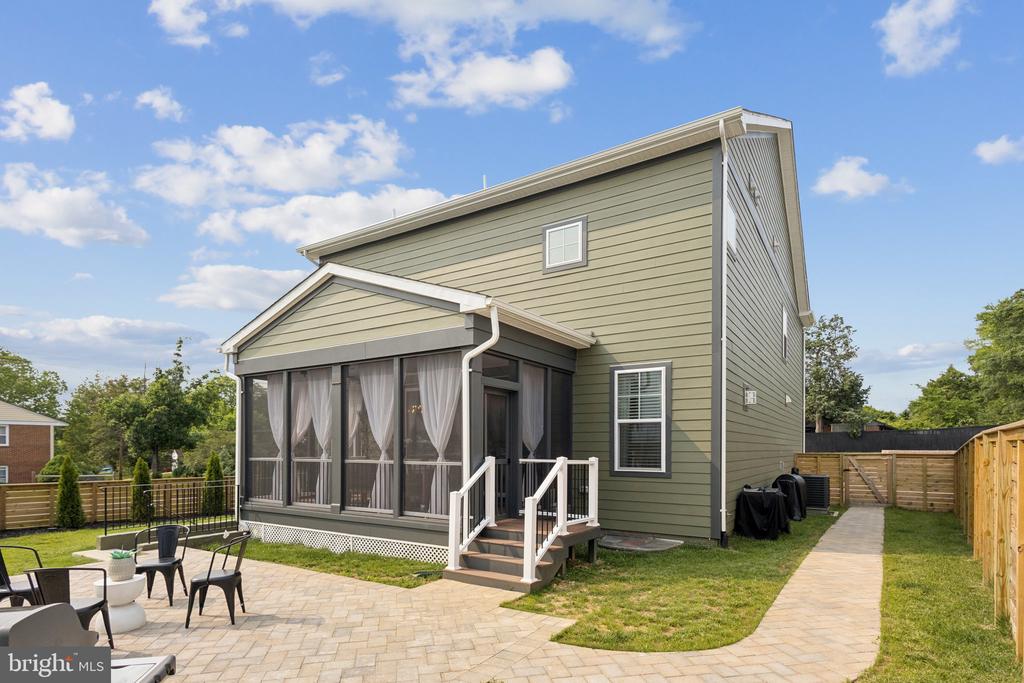 3880 HILLVIEW COURT