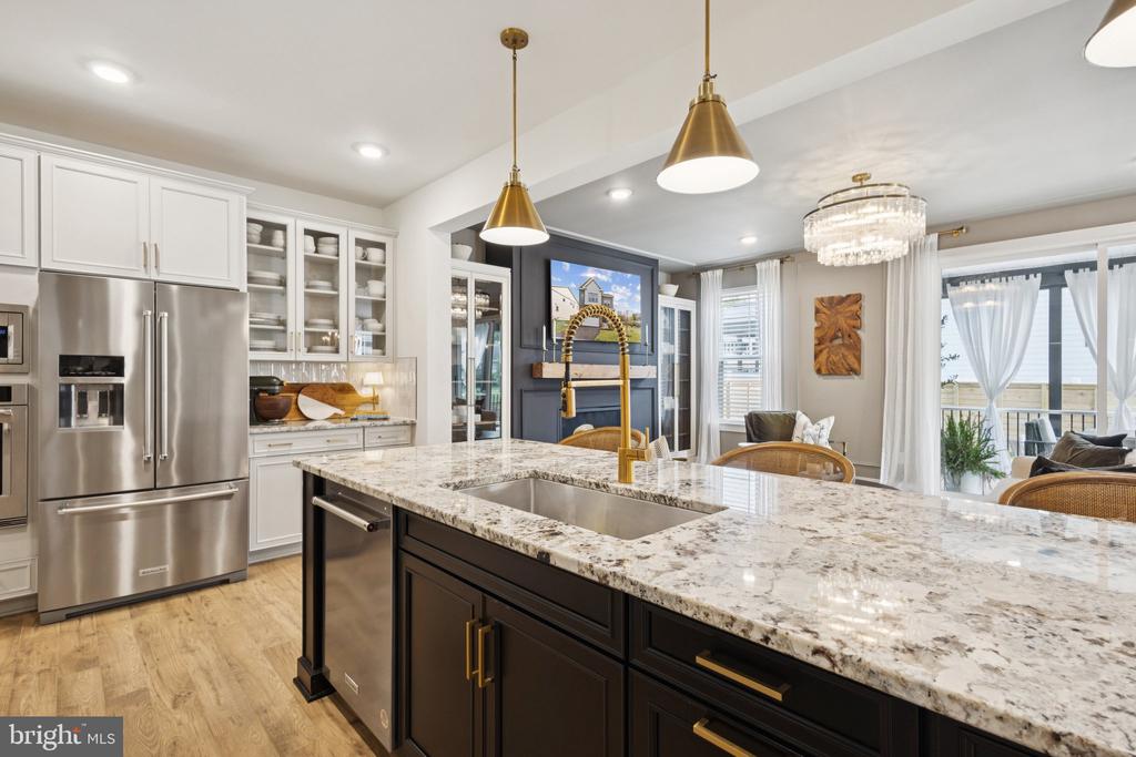 3880 HILLVIEW COURT