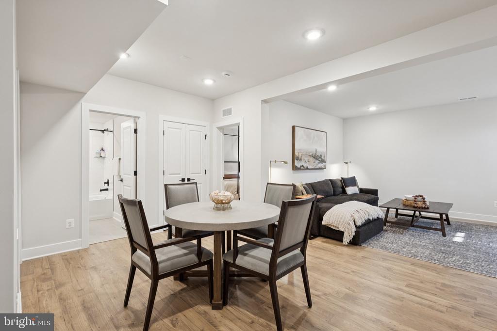 3880 HILLVIEW COURT