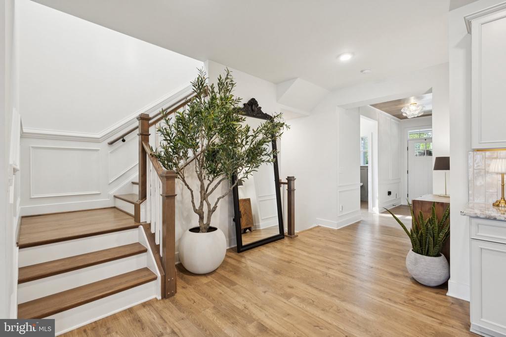 3880 HILLVIEW COURT
