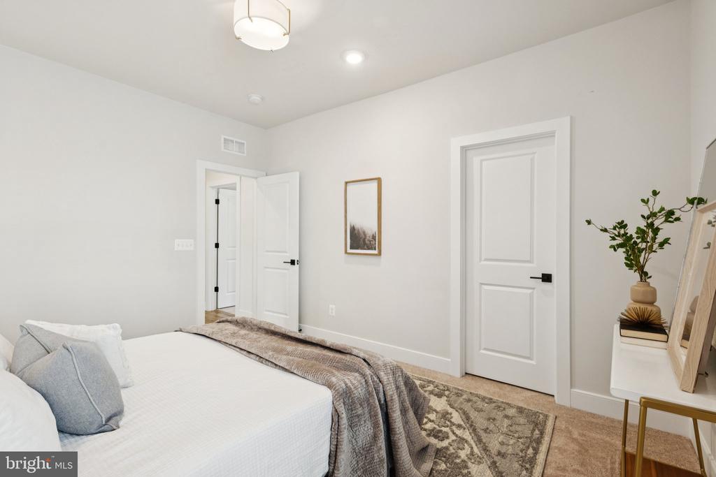 3880 HILLVIEW COURT