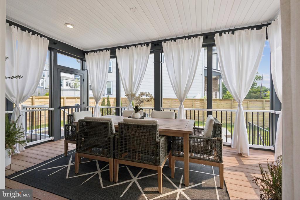 3880 HILLVIEW COURT