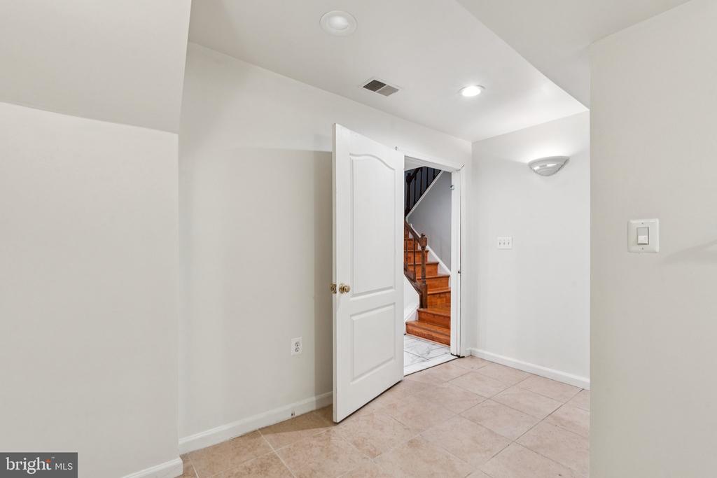 5790 BURKE TOWNE COURT