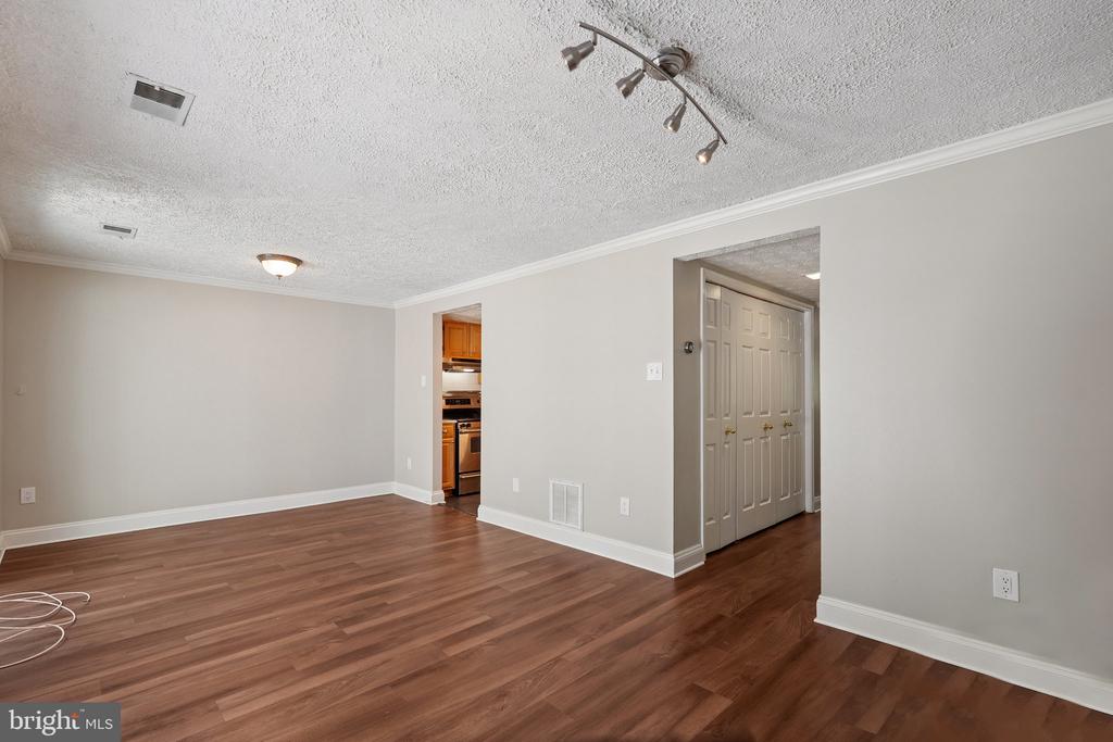 1511 TWISTED OAK DRIVE