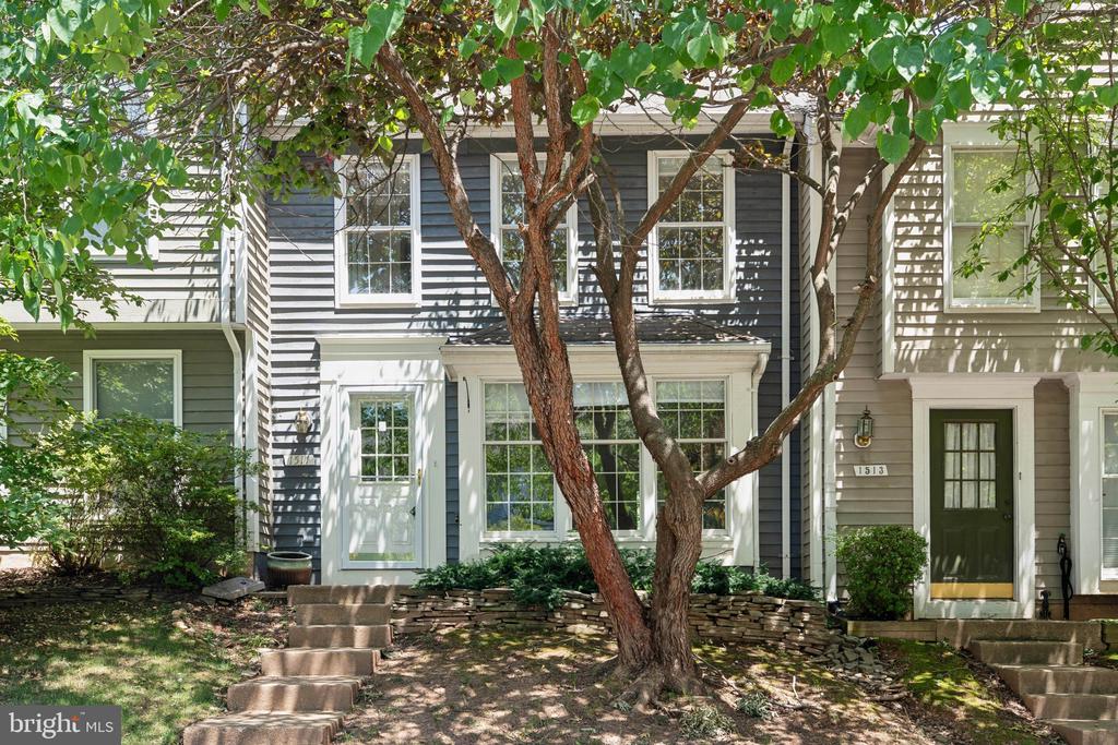 1511 TWISTED OAK DRIVE