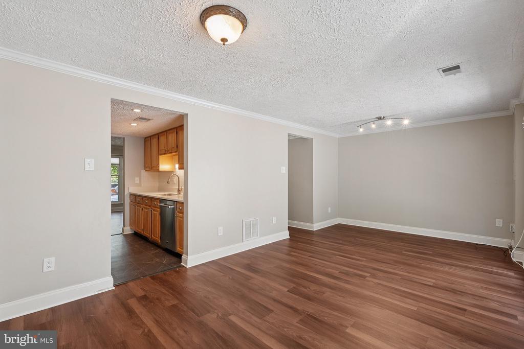1511 TWISTED OAK DRIVE