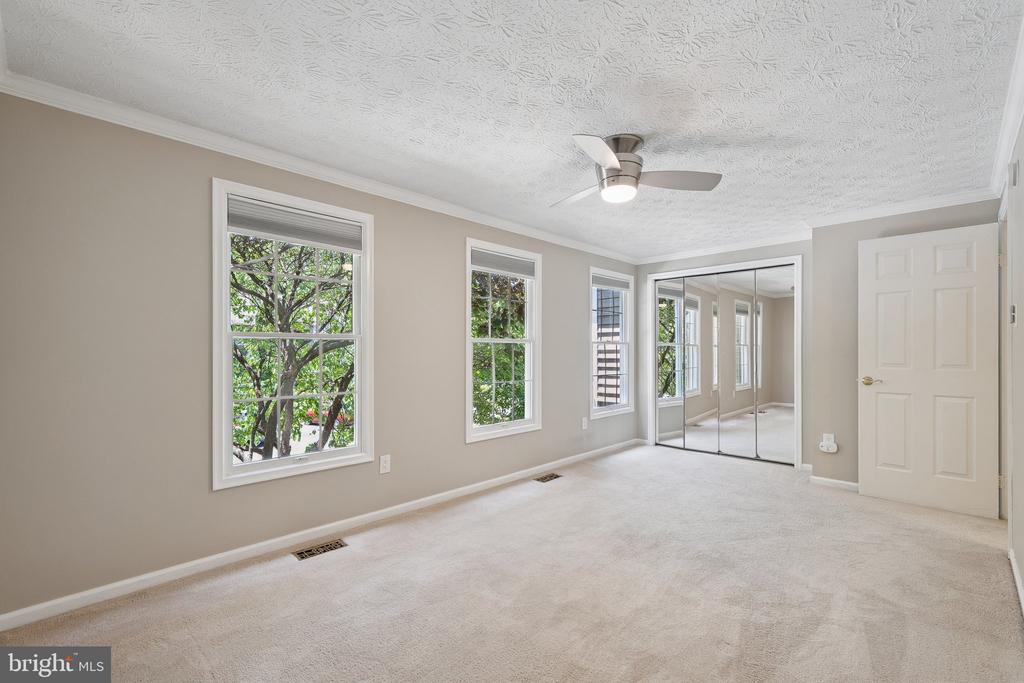 1511 TWISTED OAK DRIVE