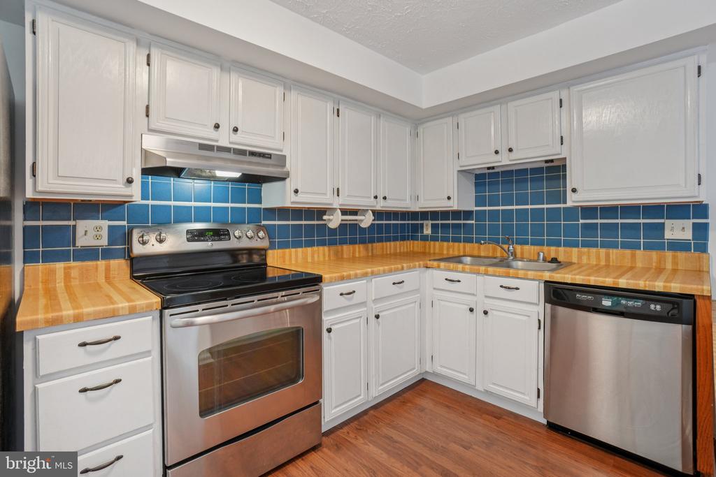 9157 SHEFFIELD HUNT COURT