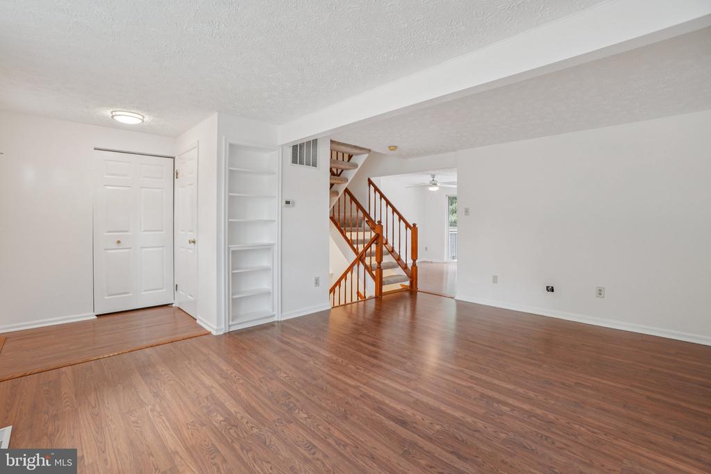 9157 SHEFFIELD HUNT COURT