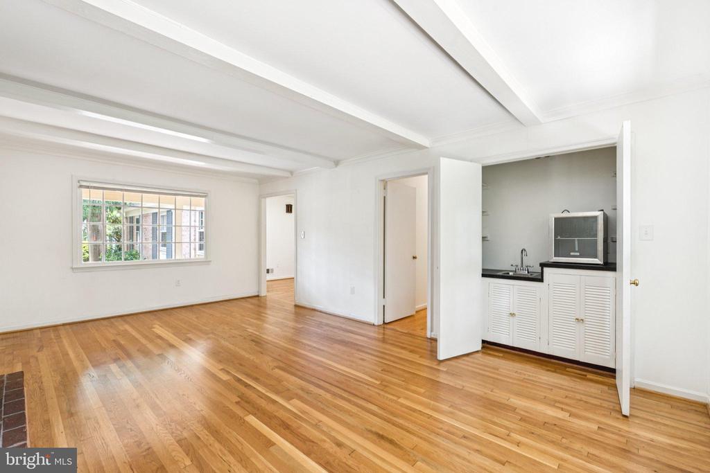 3714 CARRIAGE HOUSE COURT