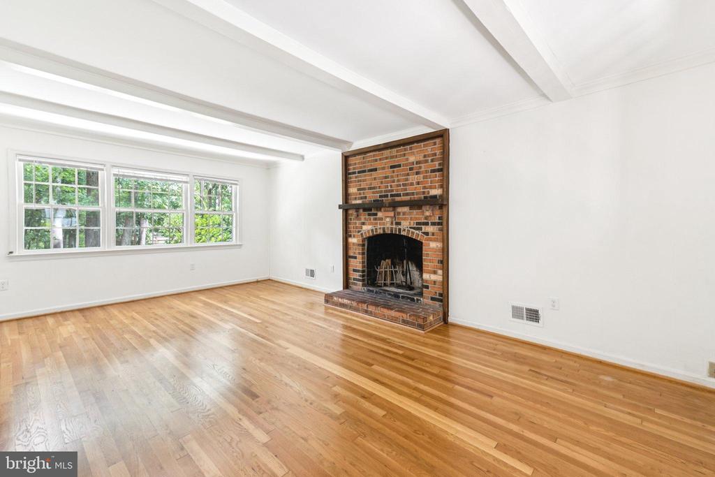3714 CARRIAGE HOUSE COURT
