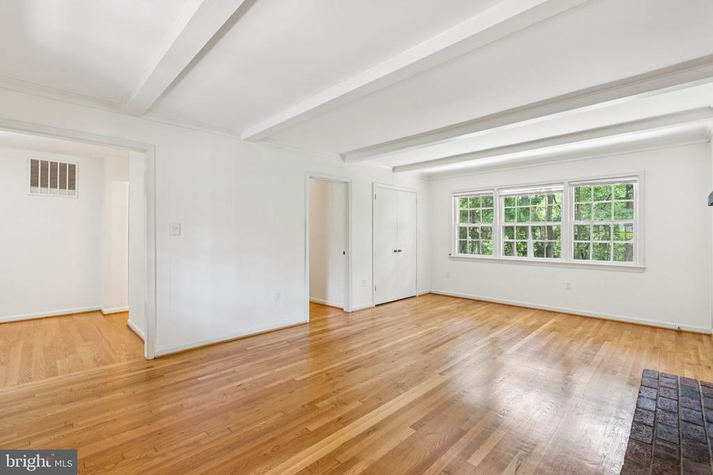 3714 CARRIAGE HOUSE COURT