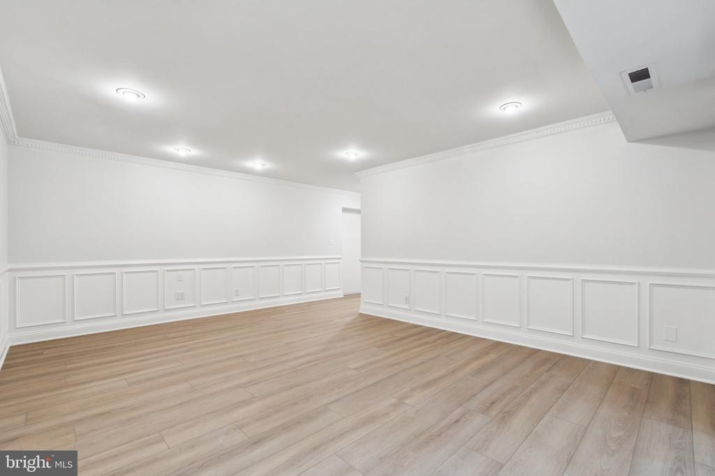 6143 LEESBURG PIKE 305