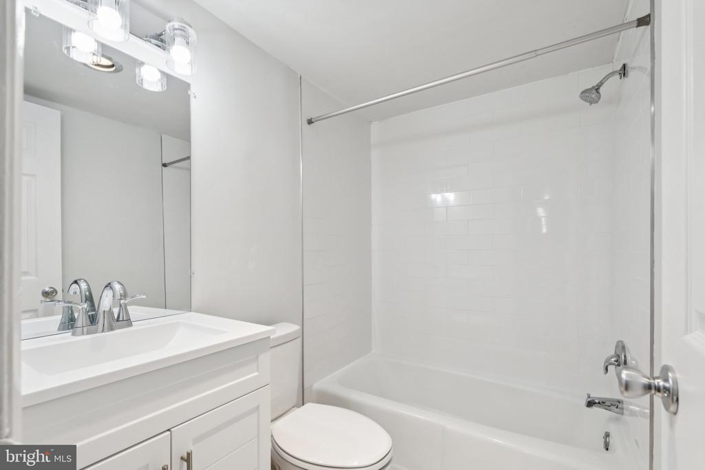 6143 LEESBURG PIKE 305