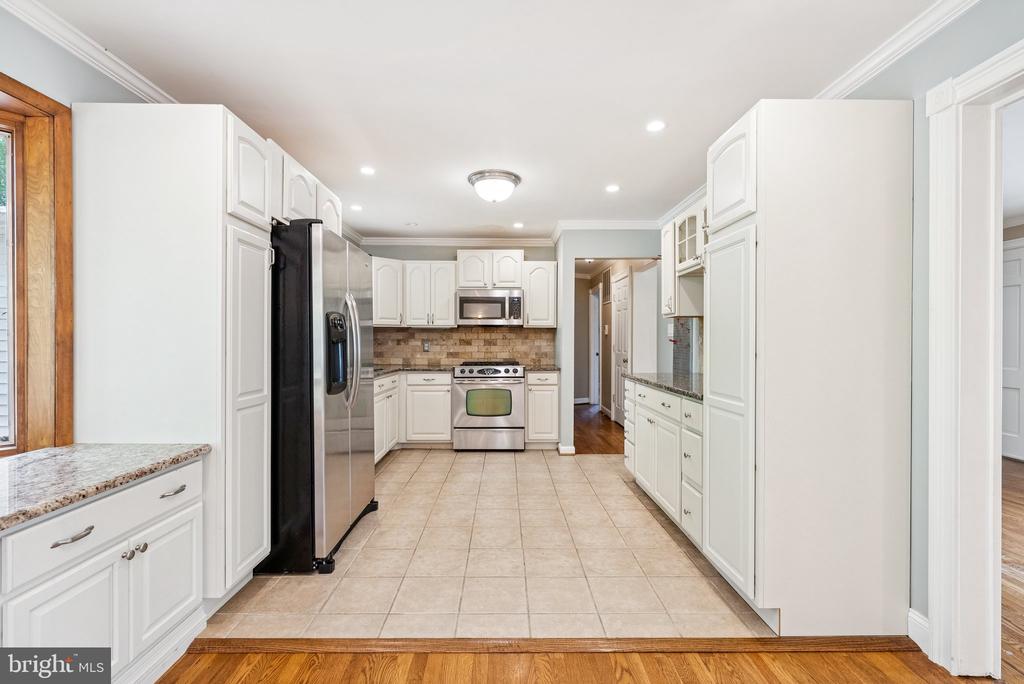 8605 VICTORIA ROAD